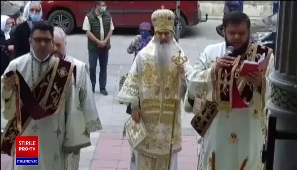 Bisericile își deschid porțile în toată țara. Regulile pe care trebuie să le respecte enoriașii