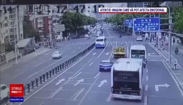Accident uluitor în Shanghai. Un șofer a intrat cu mașina în pietoni