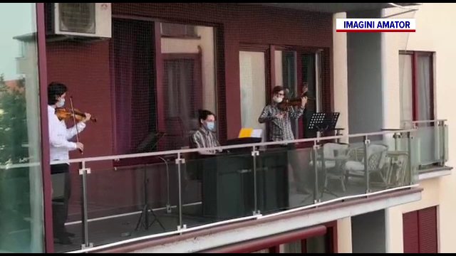 Artiștii din Timișoara au concertat din balcoane. Oamenii i-au ascultat de la ferestre