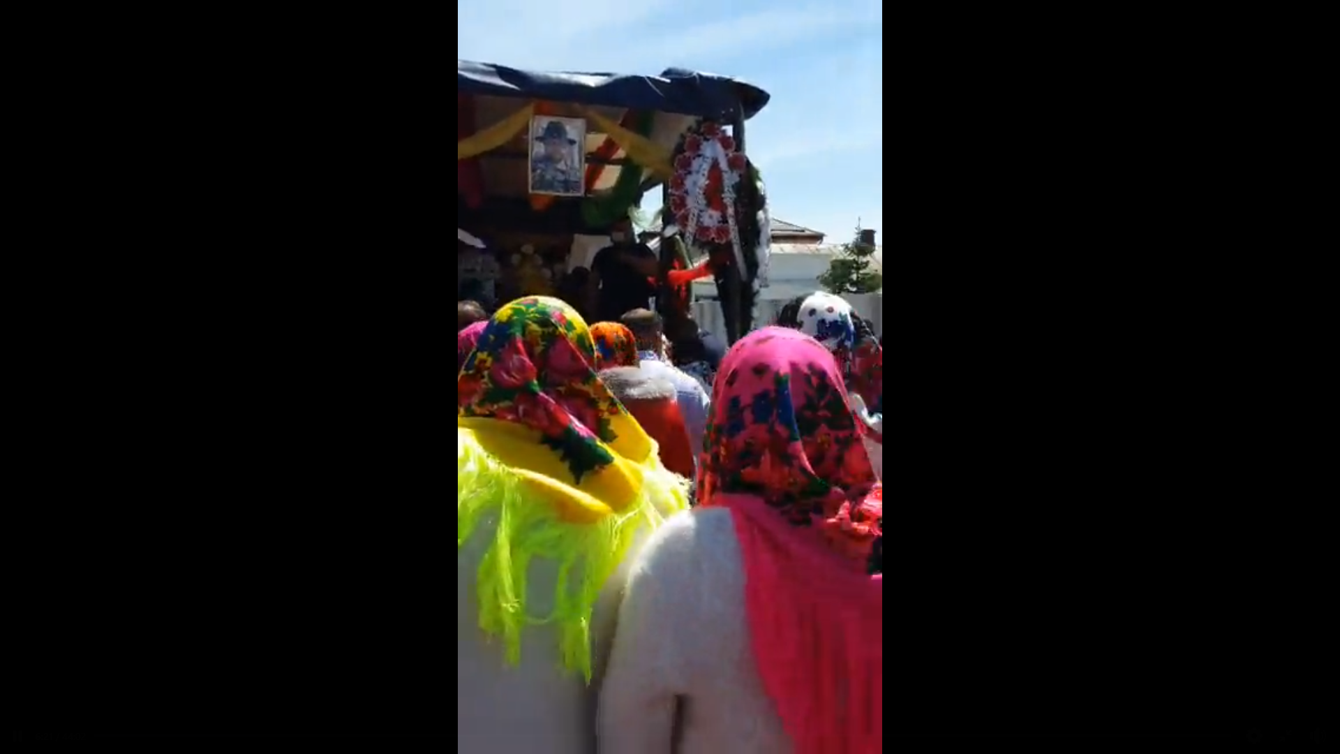 VIDEO. Peste 100 de persoane au participat la înmormântarea unui tânăr în Vrancea