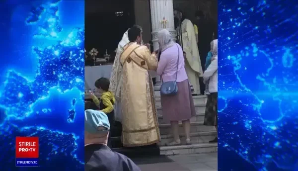 IPS Teodosie a ignorat legea și a împărtăşit mai mulţi copii cu aceeaşi linguriţă