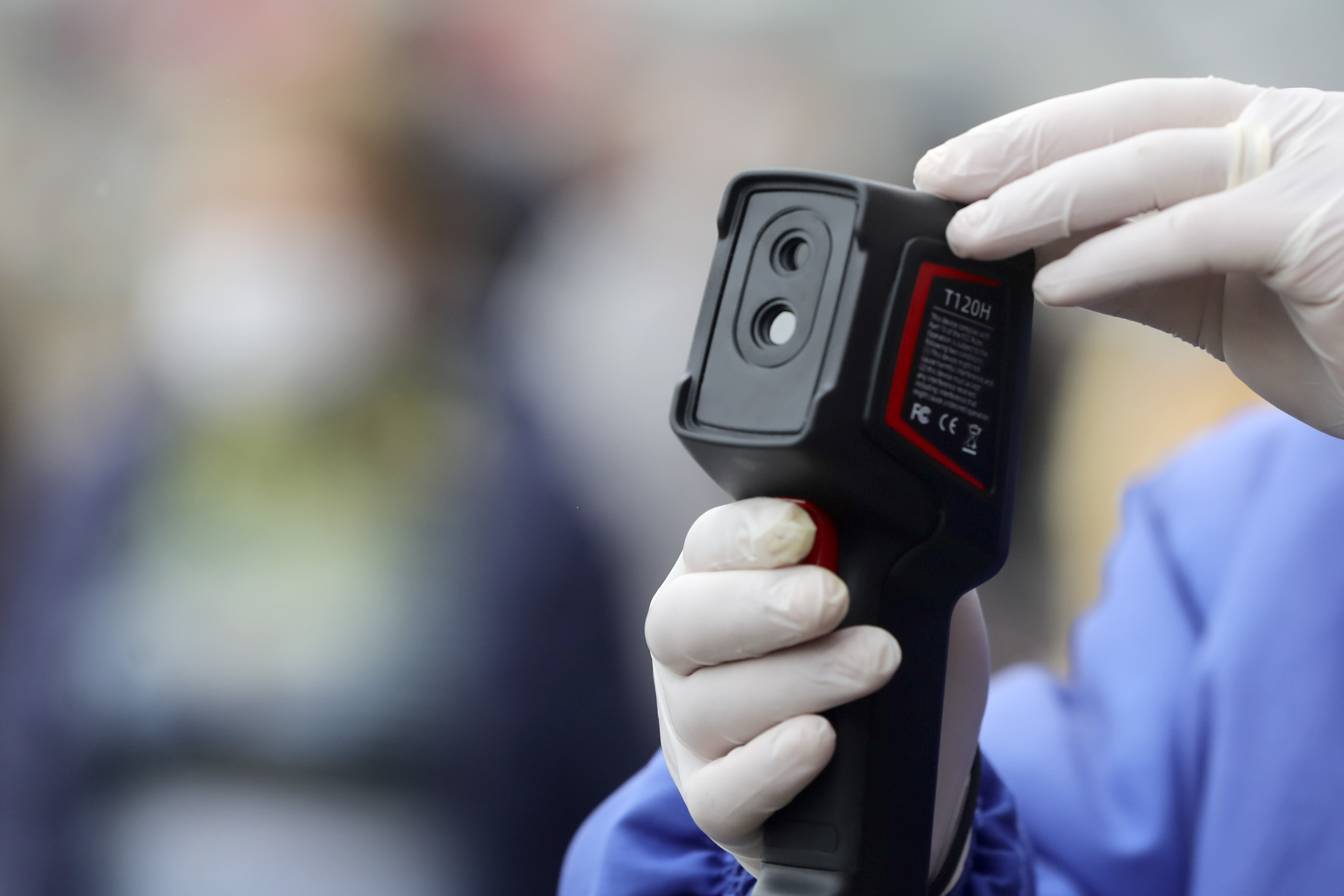 "Revolta împotriva termometrelor" a ajuns și în Vaslui. Explicaţia unui bărbat care a refuzat termoscanarea