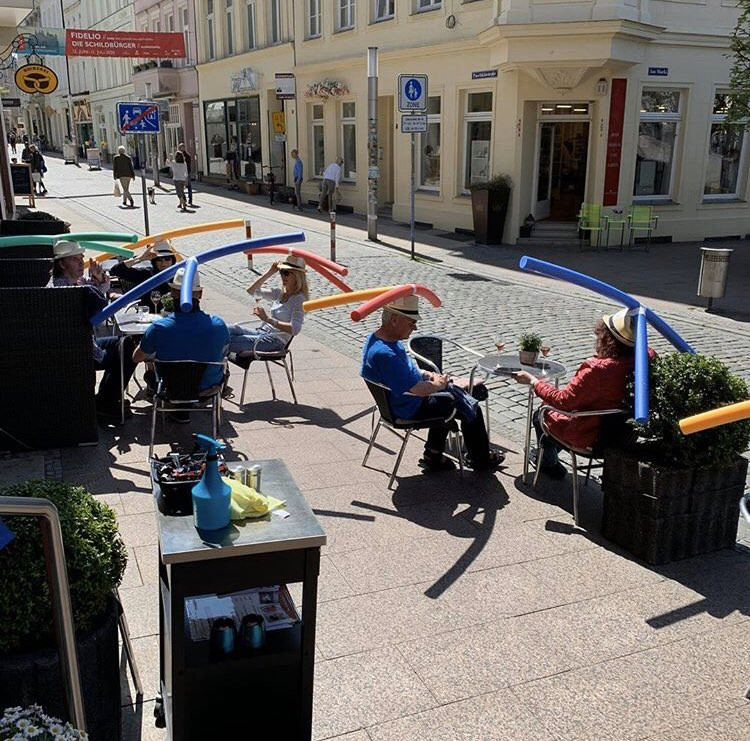 Metoda inedită prin care o cafenea din Germania își protejează clienții: pălării speciale de „distanțare socială”