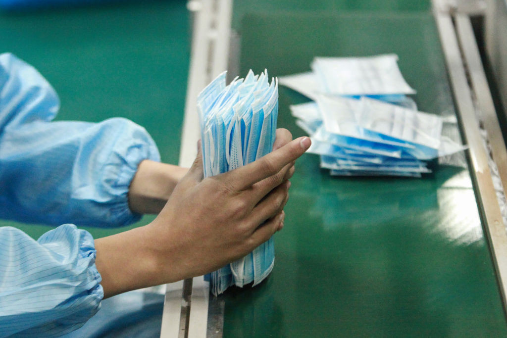 Orban: Cel târziu până în data de 1 iunie, măștile trebuie să ajungă la școli