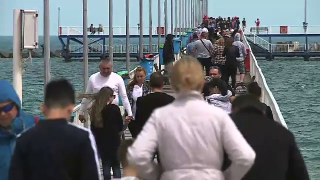 Plaja și pasarela din Mamaia, pline de turiști. Cum s-au distrat românii la malul mării