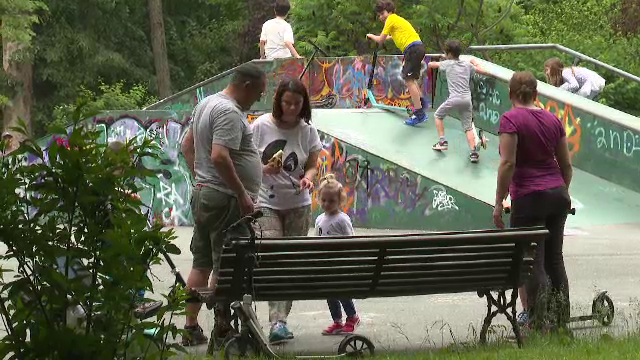 Românii care au rămas în orașe, în weekend, au ieșit la plimbare în parcuri. „Sărbătorim în aer liber”