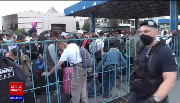 Cozi uriașe la intrarea în ţară din Ungaria. Sute de oameni stau înghesuiți, fără distanțare