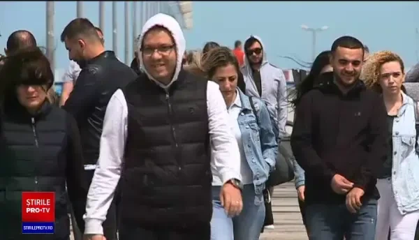 Plaja și pasarela din Mamaia, pline de turiști. Cum s-au distrat românii la malul mării