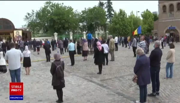 Bisericile și-au reluat activitatea. Cum s-au desfășurat primele slujbe în aer liber