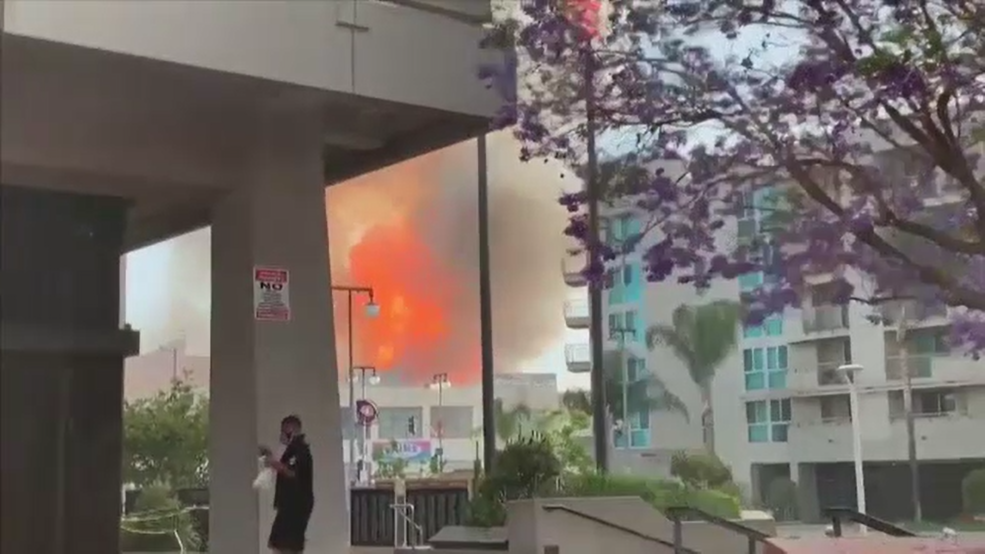 Încendiu masiv într-un centru comercial din Los Angeles