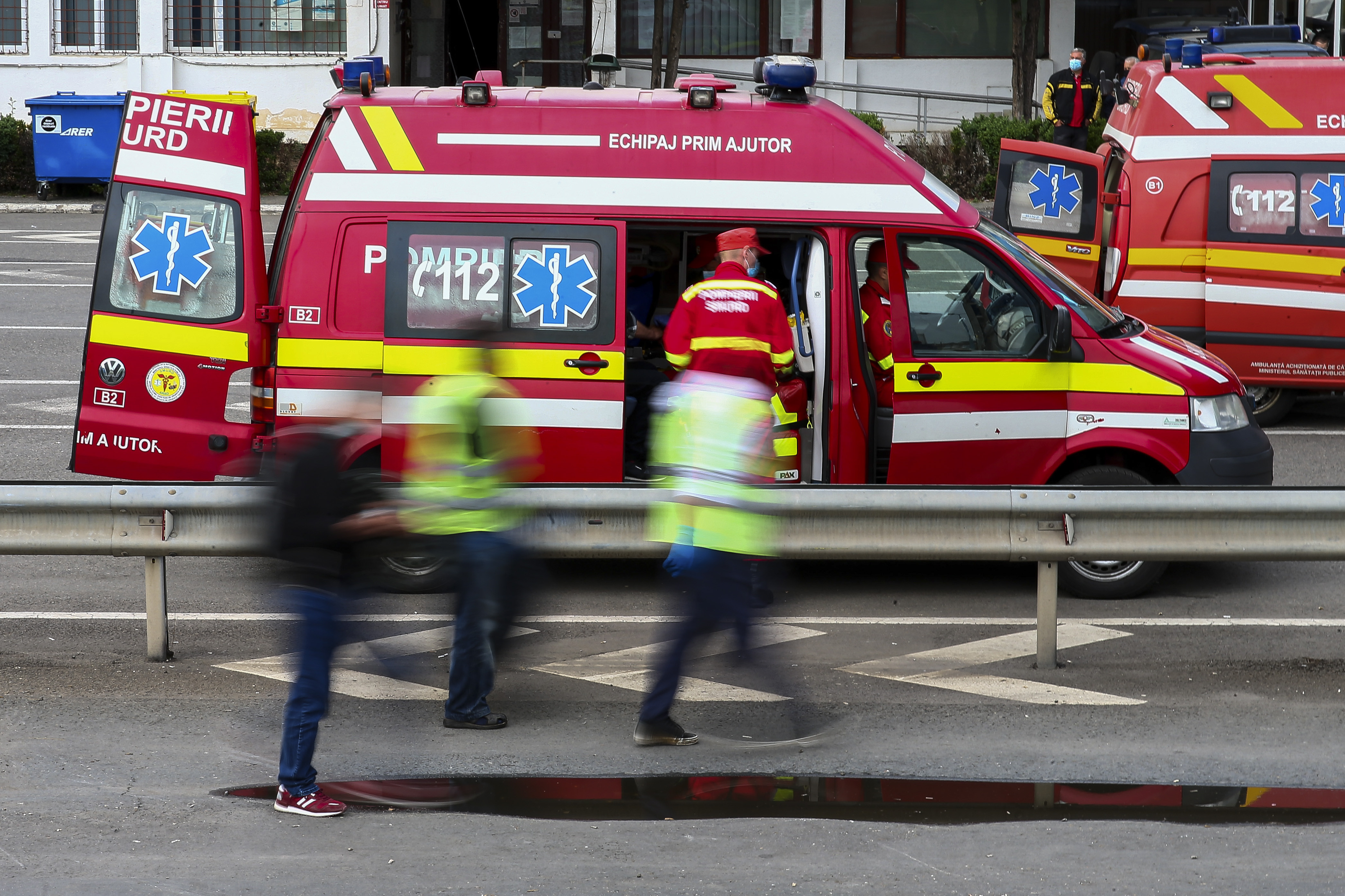 Un bătrân, lovit în cap de un butoi căzut de pe acoperișul blocului