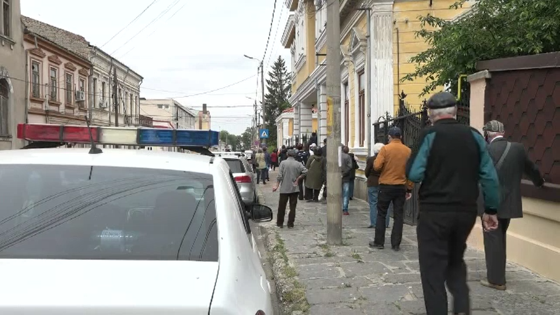 Coadă de sute de metri la o casă de ajutor reciproc din Brăila