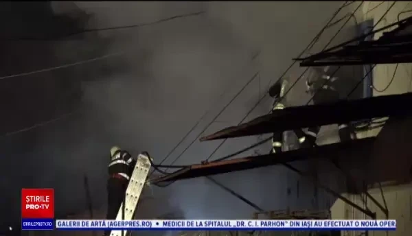 Incendiu uriaș într-un depozit din Vaslui. Ce se afla înauntru. "A fost un arc electric"