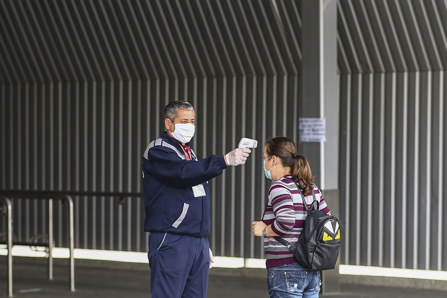 Au voie legal paznicii să ia temperatura la intrarea în magazine sau firme? Răspunsul e neaşteptat