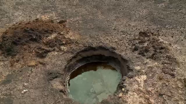 Dezastru ecologic lângă plaja de la Vadu. De ce țâșnesc reziduuri petroliere din pământ