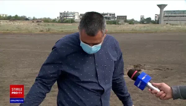 Dezastru ecologic lângă plaja de la Vadu. De ce țâșnesc reziduuri petroliere din pământ