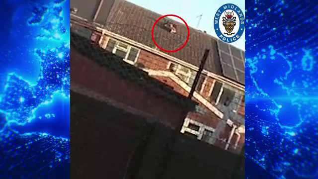 VIDEO. Cum a încercat un infractor să scape de un seif cu bani, în timp ce poliția era la ușă