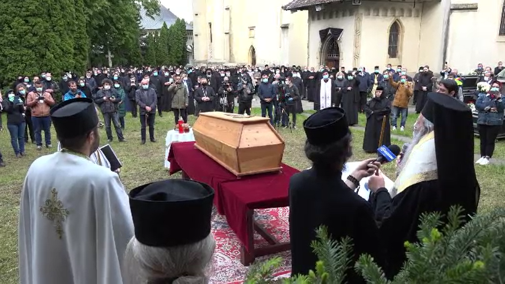 Trupul neînsuflețit al IPS Pimen a ajuns la Suceava. Sute de credincioși i-au adus un ultim omagiu
