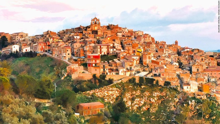 Povestea americanului pus în carantină într-o casă care stătea să se prăbușească într-un sat îndepărtat din Italia