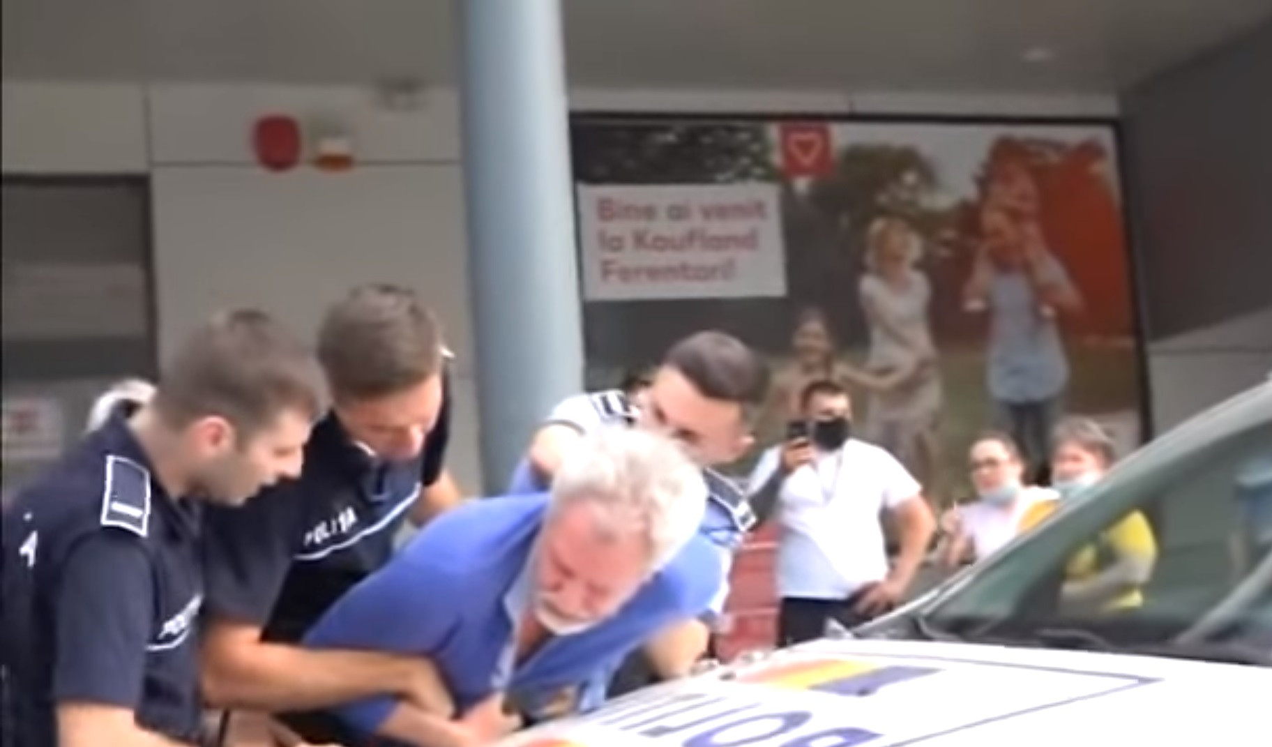 Incidentul care a avut loc în fața unui supermarket din cauza că li se lua temperatura unor persoane ar fi fost regizat