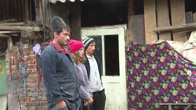 Solidaritate emoționantă: sătenii pun mână de la mână și reconstruiesc casa mistuită de foc a unor sărmani