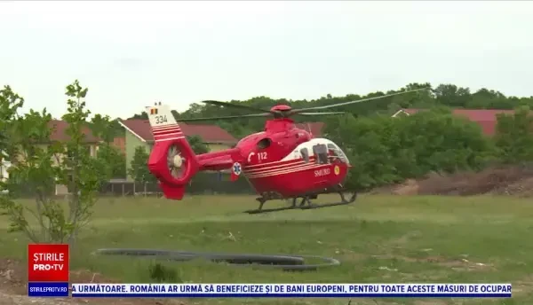 Bărbat, rănit grav, după ce mașina în care se afla a fost spulberată de un microbuz