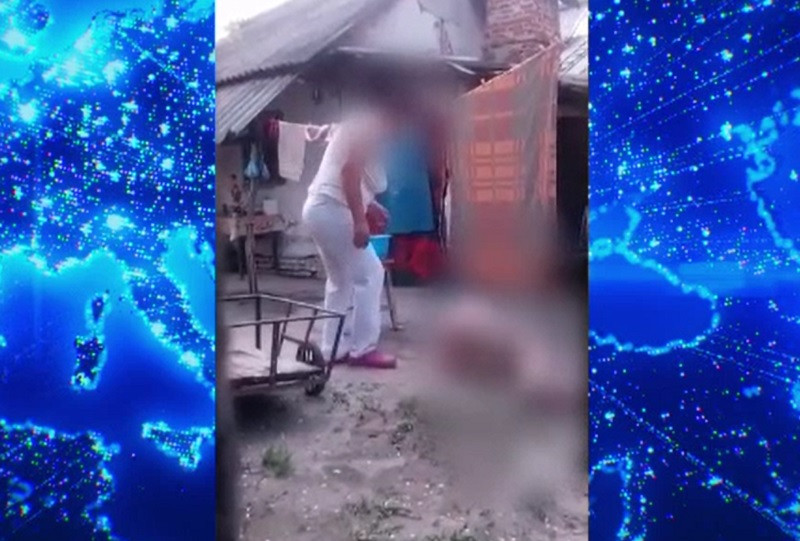 Bătr&acirc;na dezbrăcată, agresată de o altă femeie &icirc;n timp ce este la păm&acirc;nt. Imaginile au ajuns la poliție