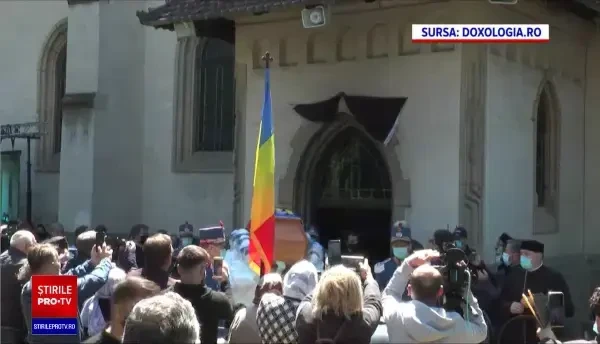 ÎPS Pimen, înmormântat la Mănăstirea Sihăstria Putnei. Sicriul, purtat de bărbați în combinezoane