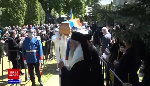 ÎPS Pimen, înmormântat la Mănăstirea Sihăstria Putnei. Sicriul, purtat de bărbați în combinezoane