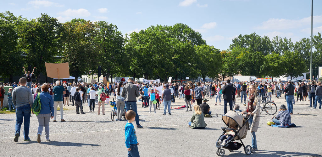 Proteste masive în Germania. Mii de oameni se revoltă împotriva restricțiilor