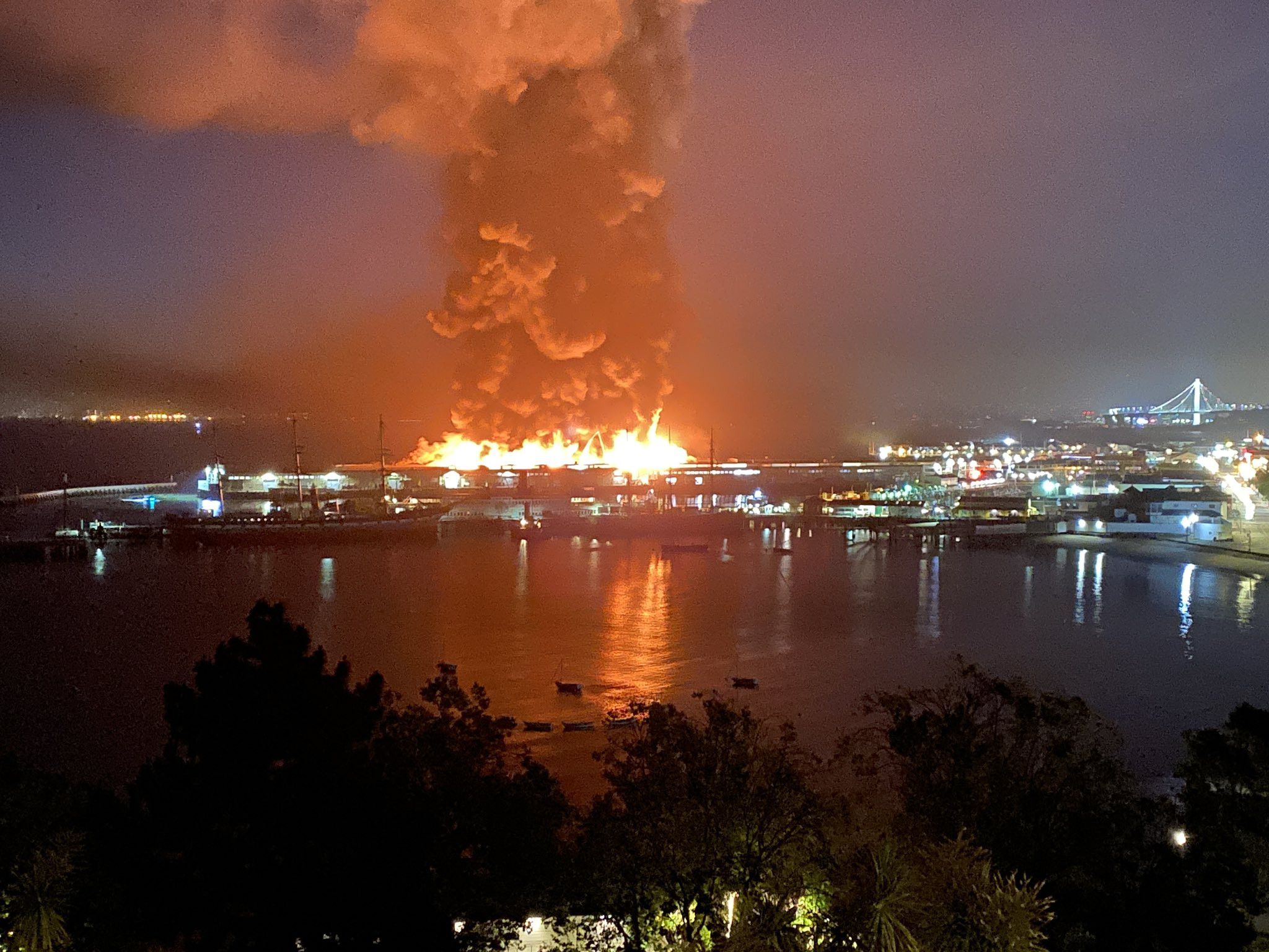 Incendiu de amploare în San Francisco. Au intervenit 130 de pompieri