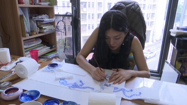 O artistă din Hong Kong a devenit faimoasă pentru picturile pe hârtie igienică. Cum arată acestea