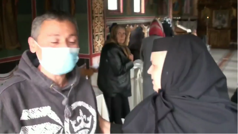 Scandal la mănăstire: bărbați agresați de enoriași după ce au reproșat măicuțelor că țin slujba în biserică. Reacția BOR