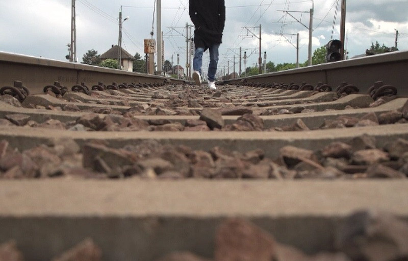 Nenorocire în familia unui tânăr din Prahova. Băiatul şi-a găsit sfârşitul spulberat de tren