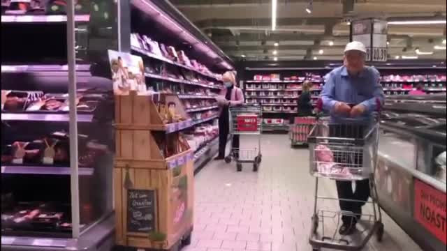 Tot mai multe magazine permit accesul clienţilor fără să le măsoare temperatura