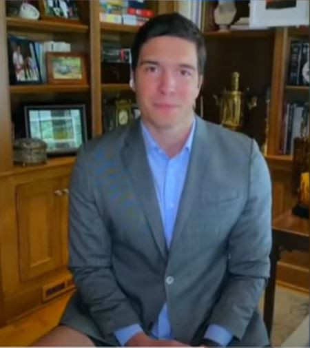 Reporter fara pantaloni