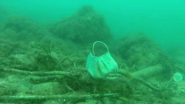 Măști și mănuși de plastic aruncate pe străzi și în mare. Imagini din adâncuri