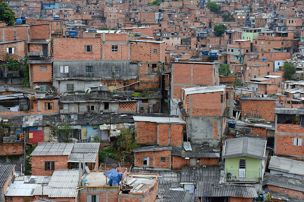 Situație dramatică în Brazilia. O bandă de motocicliști îi ajută pe locuitorii din favele