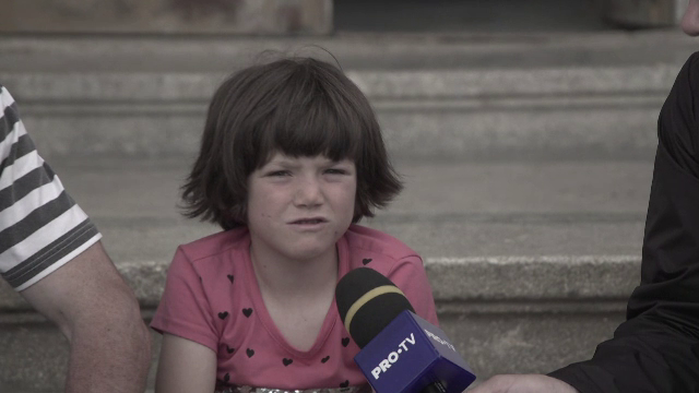 Povestea tristă a unui copil abandonat de mamă. Trăiește din alocație de pe o zi pe alta