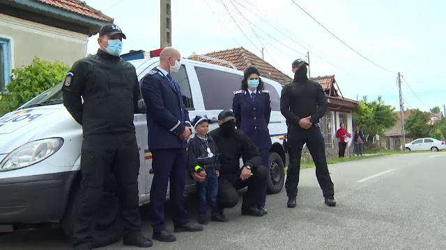 Aniversare surpriză pentru un puști de 5 ani. S-a trezit cu mascații la ușă