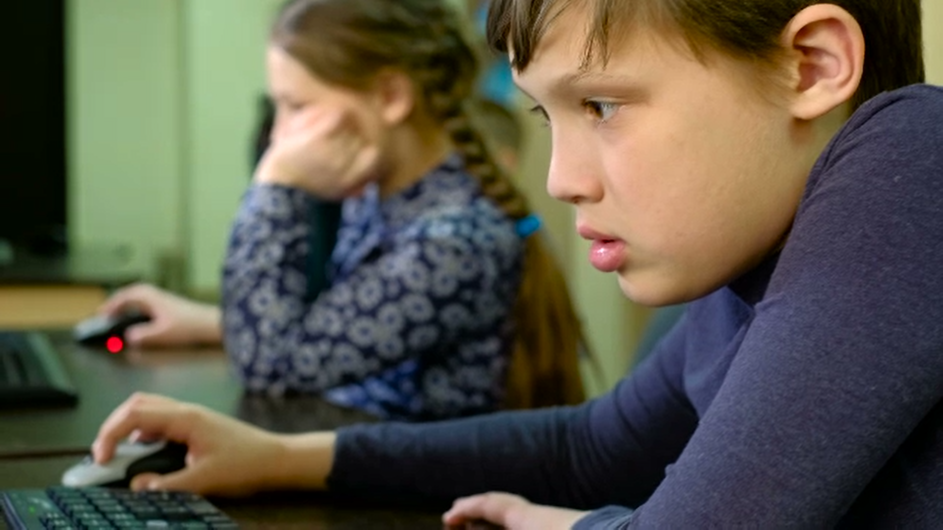 Ce probleme ridică predarea online. Aproximativ 250.000 de copii din toată țara nu pot învăța