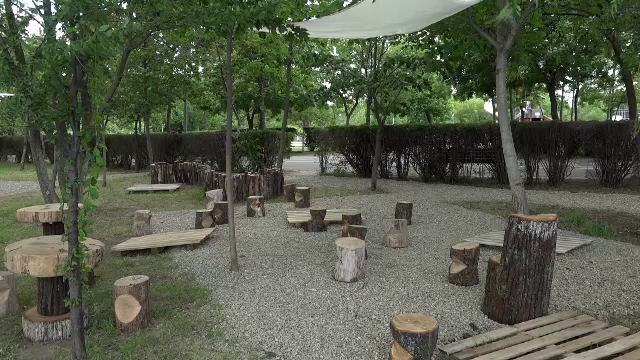 Săli de clasă, cu bănci pentru ore în aer liber, în trei parcuri din Buzău