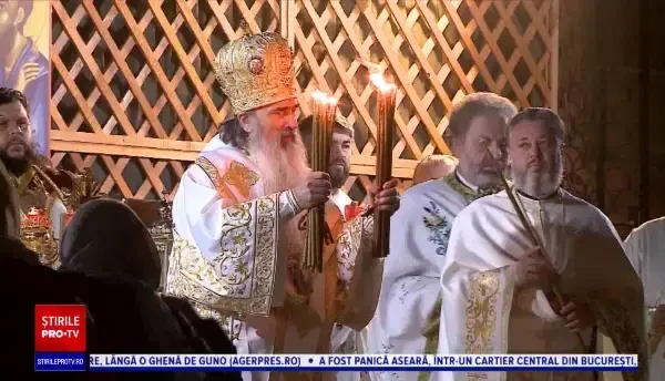 Hristos a mai înviat o dată, la Constanța. Reacția unui bărbat la slujba unde s-a împărțit Lumina Sfântă pentru a doua oară