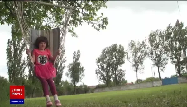 Povestea tristă a unui copil abandonat de mamă. Trăiește din alocație de pe o zi pe alta