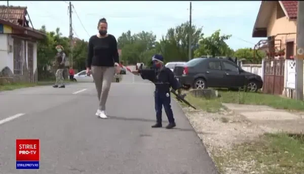 Aniversare surpriză pentru un puști de 5 ani. S-a trezit cu mascații la ușă