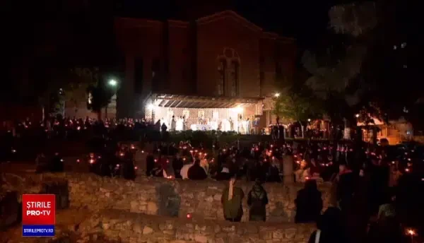 Hristos a mai înviat o dată, la Constanța. Reacția unui bărbat la slujba unde s-a împărțit Lumina Sfântă pentru a doua oară