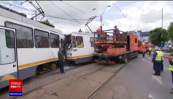 Accident grav în București. Șapte oameni sunt răniți după ce două tramvaie s-au ciocnit