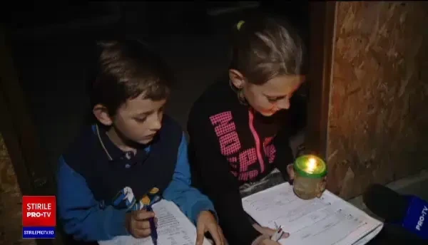 Realitatea anului 2020. Mii de copii din România își trăiesc serile la lumina lumânării