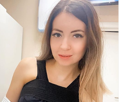 O tânără influencer din Rusia și-a mărit sânii la 3 luni după ce soțul ei a murit: „Asta e important pentru tine acum?”