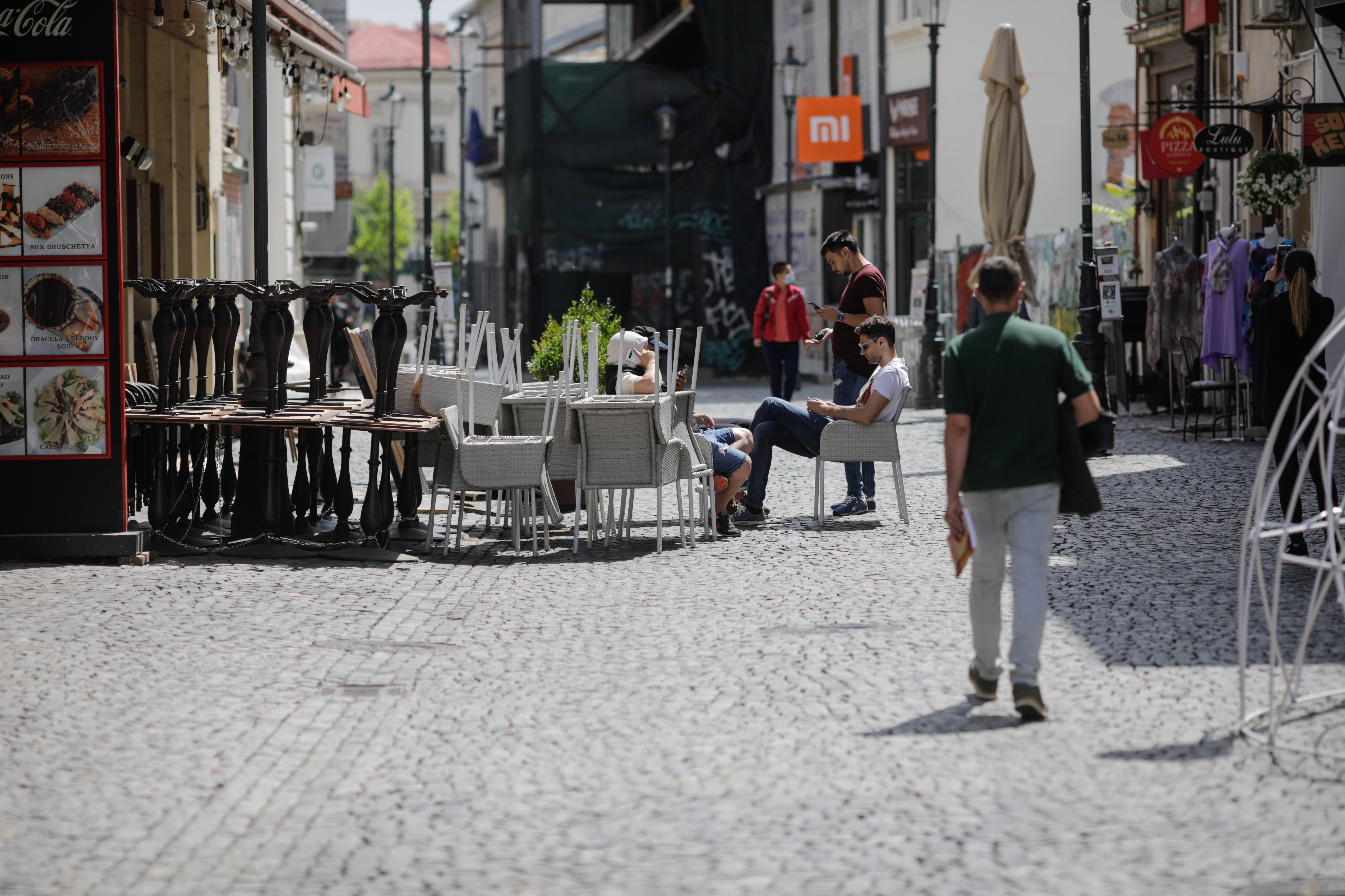 Terasele se deschid de la 1 iunie. Mesele vor fi la 2 m distanță, maxim 4 persoane la o masă